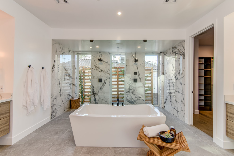 Imagen de cuarto de baño principal y flotante contemporáneo con bañera exenta y ducha abierta