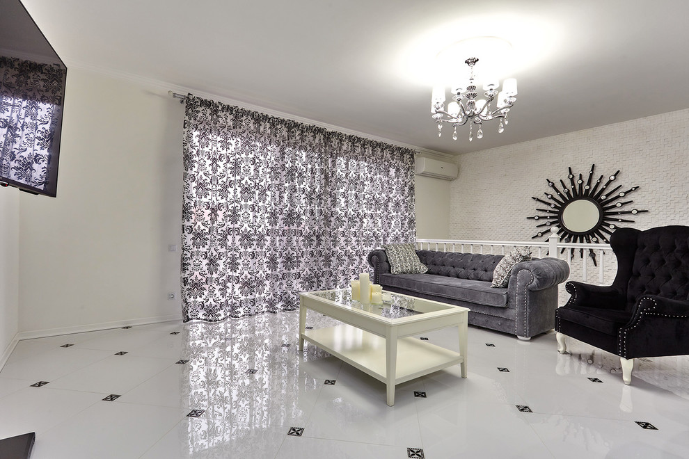 Дуплекс в трех уровнях и чёрно-белых тонах.