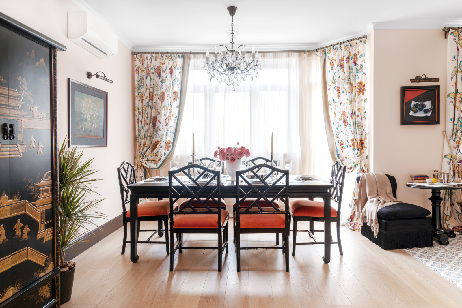 Квартира в подмосковье с элементами шинуазри.