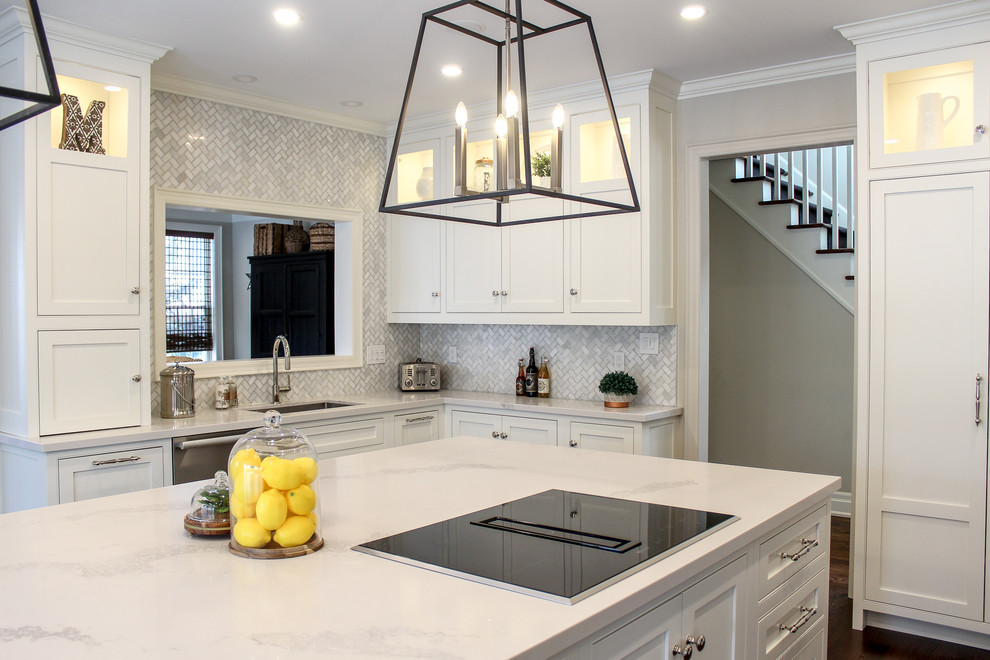 Inspiration for a mid-sized transitional u-shaped dark wood floor and brown floor eat-in kitchen remodel in Toronto with an undermount sink, shaker cabinets, white cabinets, quartzite countertops, multicolored backsplash, mosaic tile backsplash, stainless steel appliances, an island and white countertops