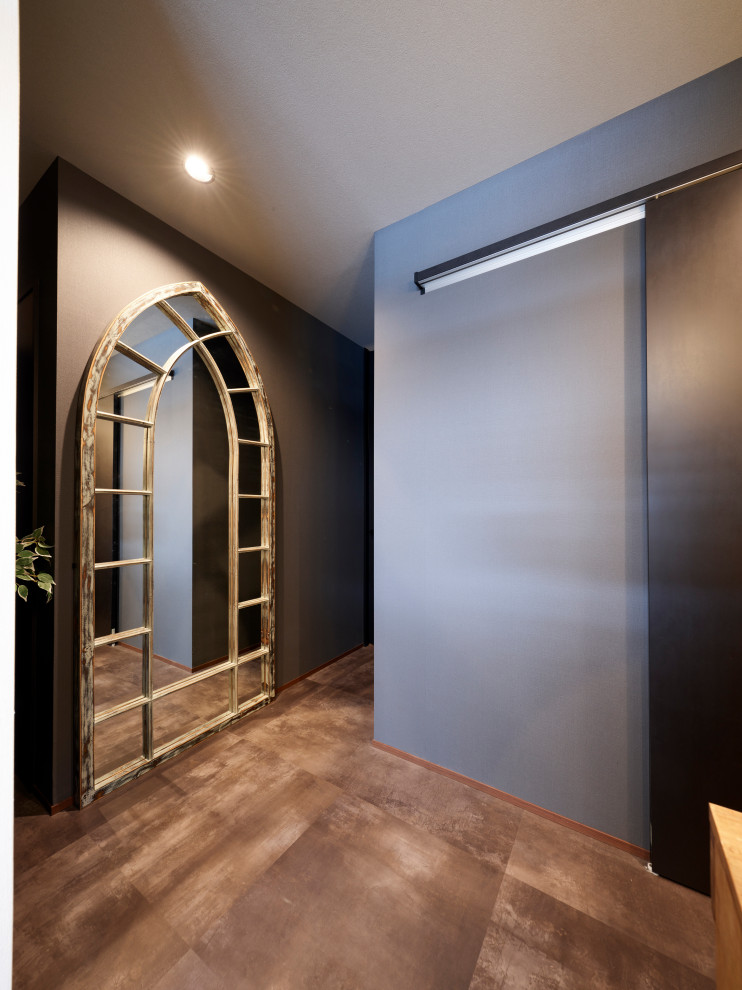 Immagine di un ingresso o corridoio di medie dimensioni con pareti grigie, pavimento in linoleum, pavimento grigio, soffitto in carta da parati e carta da parati