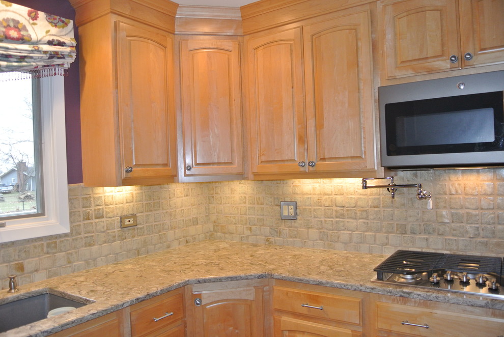 Mid-sized transitional l-shaped kitchen in Chicago with quartz benchtops.