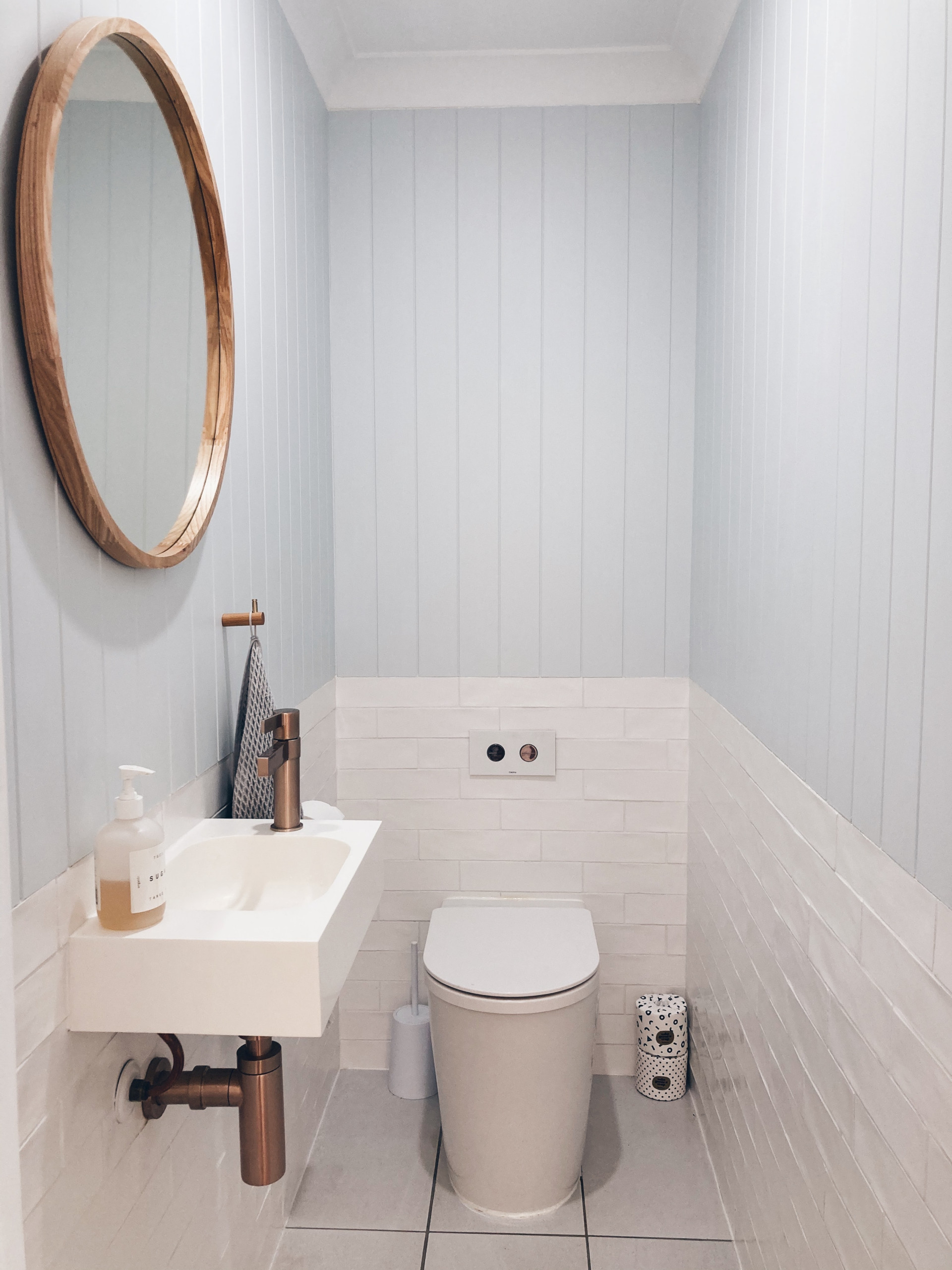Photos et idées déco de WC et toilettes avec un mur bleu et du lambris de  bois - Mars 2024 | Houzz FR
