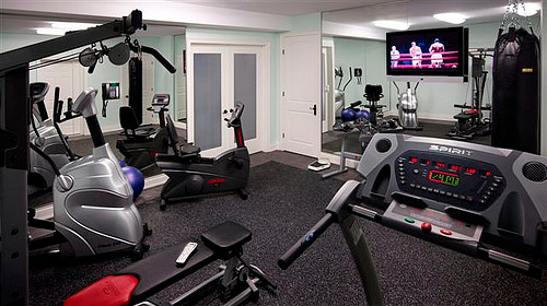 Photo of a mid-sized traditional home weight room in Toronto with blue walls.