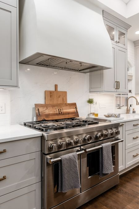 Transitional kitchen photo in Columbus