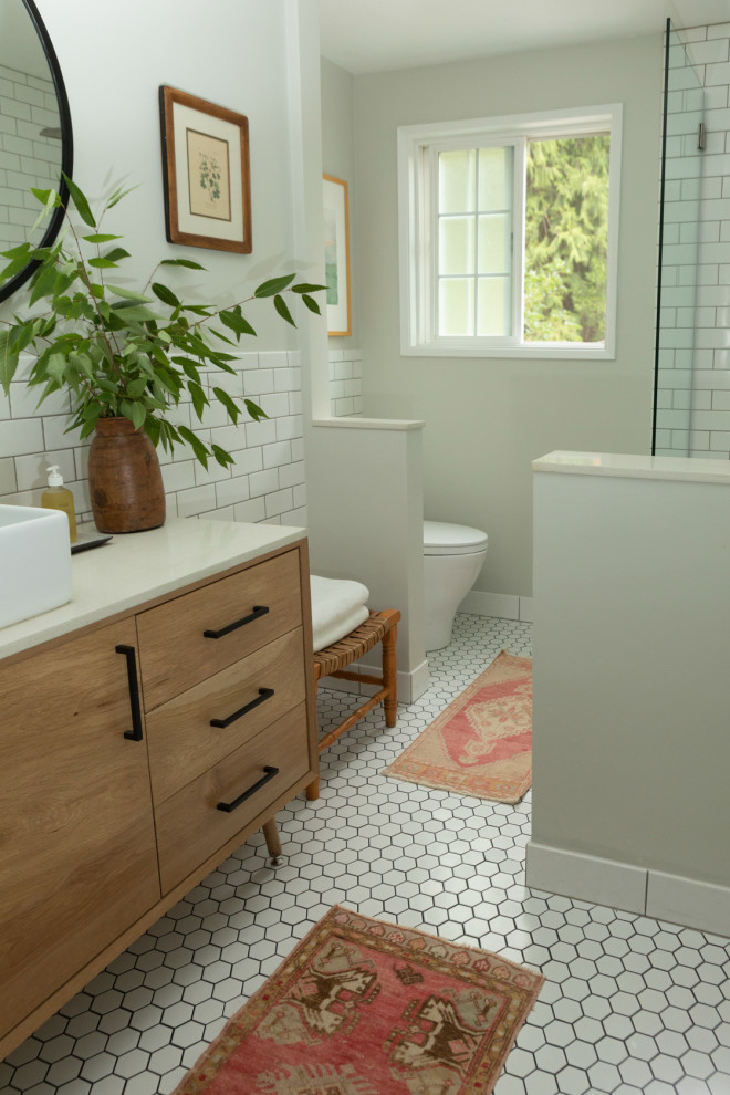 Стильный дизайн: маленькая ванная комната в стиле ретро с плоскими фасадами, светлыми деревянными фасадами, ванной в нише, душем над ванной, унитазом-моноблоком, белой плиткой, керамической плиткой, серыми стенами, полом из керамогранита, настольной раковиной, столешницей из искусственного кварца, белым полом, душем с распашными дверями, белой столешницей, нишей, тумбой под одну раковину и напольной тумбой для на участке и в саду - последний тренд
