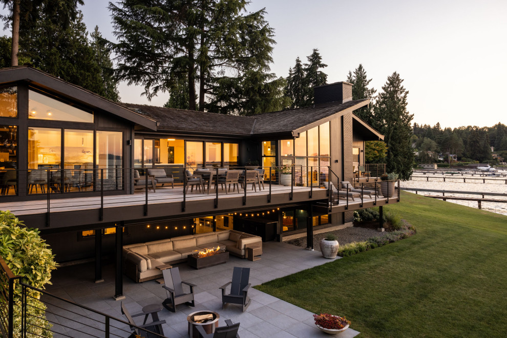 Deck - mid-century modern deck idea in Seattle