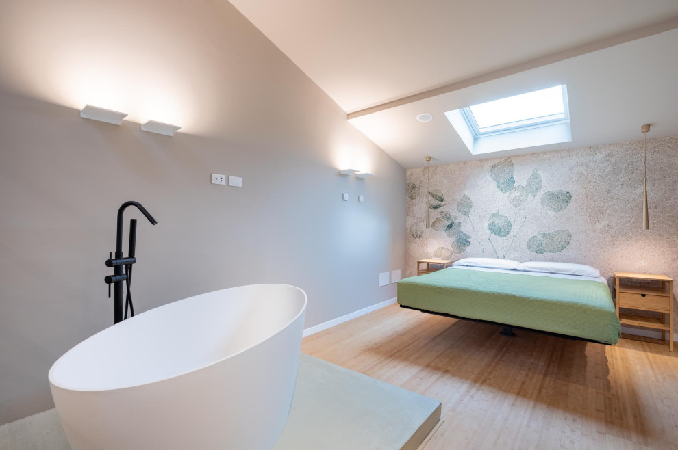 Свежая идея для дизайна: хозяйская спальня среднего размера в стиле лофт с разноцветными стенами, полом из бамбука, бежевым полом, многоуровневым потолком и обоями на стенах - отличное фото интерьера