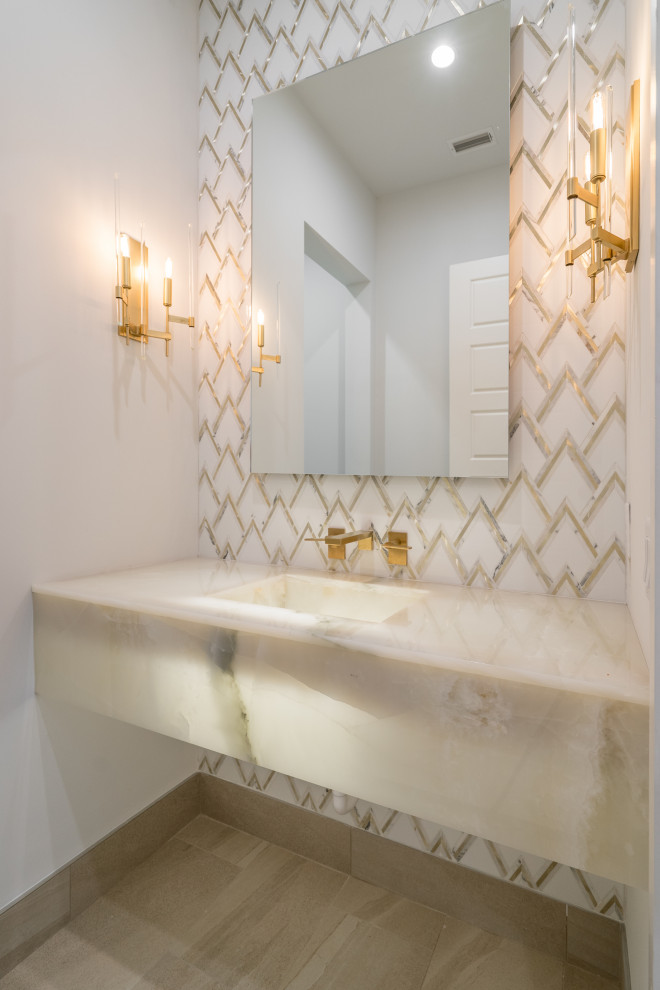 Inspiration pour une salle de bain design avec WC à poser, un carrelage multicolore, un mur blanc, un sol en carrelage de porcelaine, un lavabo intégré, un sol marron, un plan de toilette beige, meuble simple vasque, du carrelage en marbre et un plan de toilette en onyx.