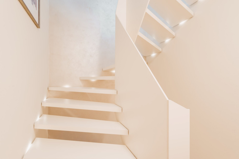 Белая лестница