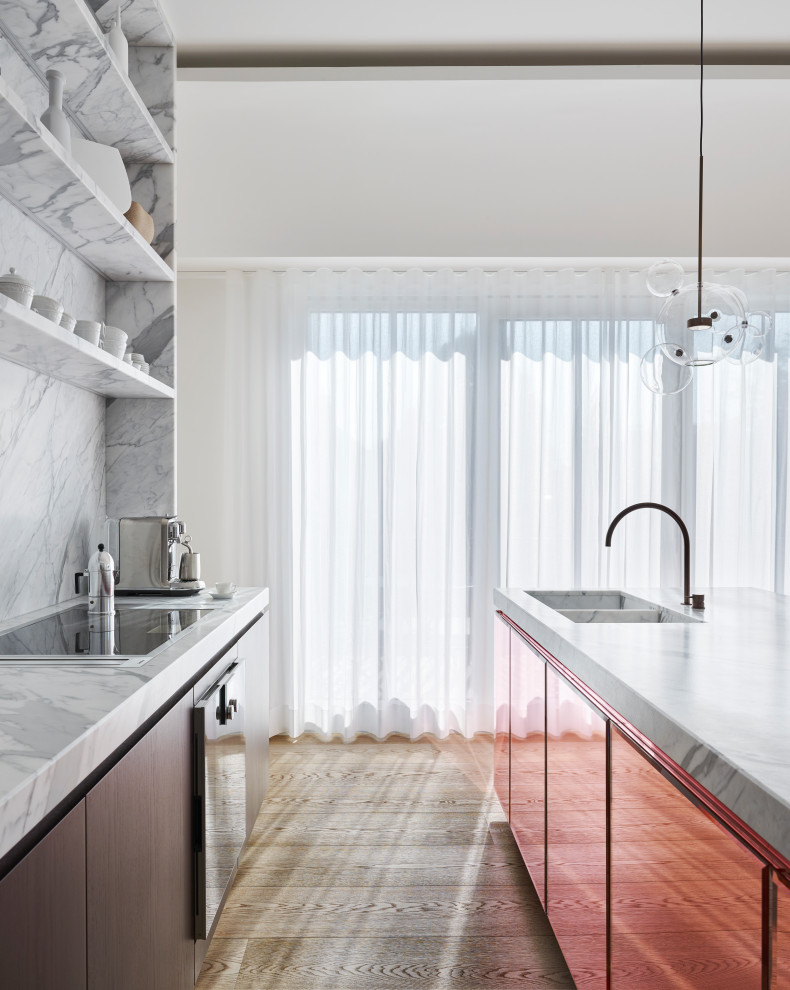 Exempel på ett mellanstort modernt grå grått kök, med en integrerad diskho, luckor med profilerade fronter, marmorbänkskiva, grått stänkskydd, stänkskydd i marmor, integrerade vitvaror, ljust trägolv, en köksö och grått golv