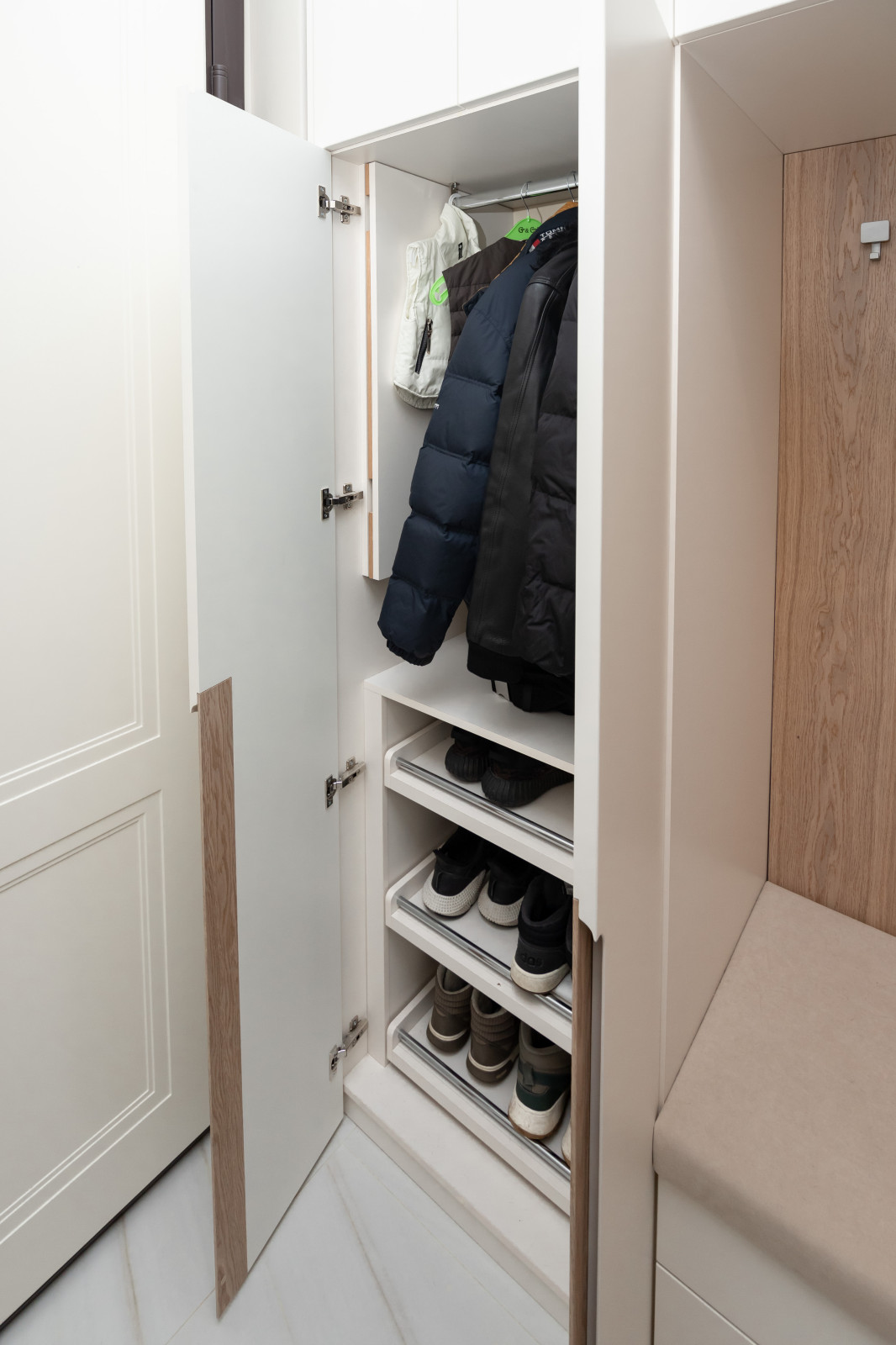 Гардероб и шкаф в прихожую в минималистичном стиле