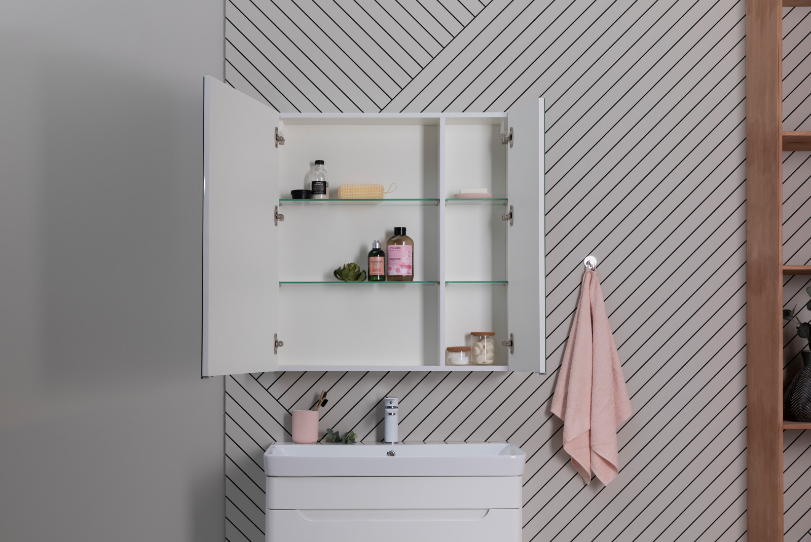 Навесное зеркало-шкаф