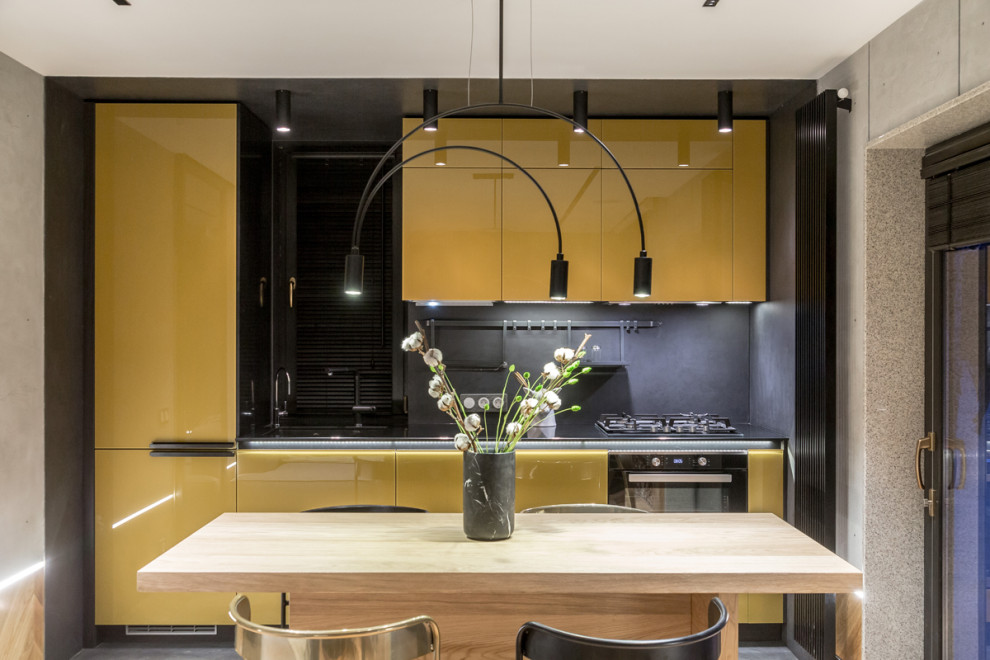 Глянцевая кухня с бетонной стеной