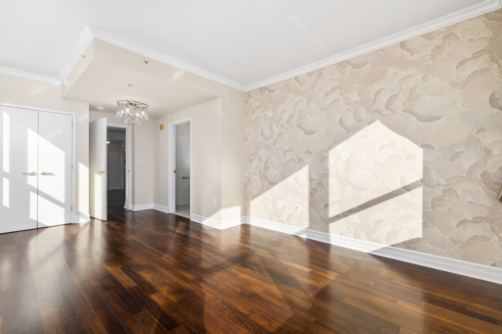 Idéer för ett mellanstort modernt huvudsovrum, med beige väggar, mellanmörkt trägolv och brunt golv