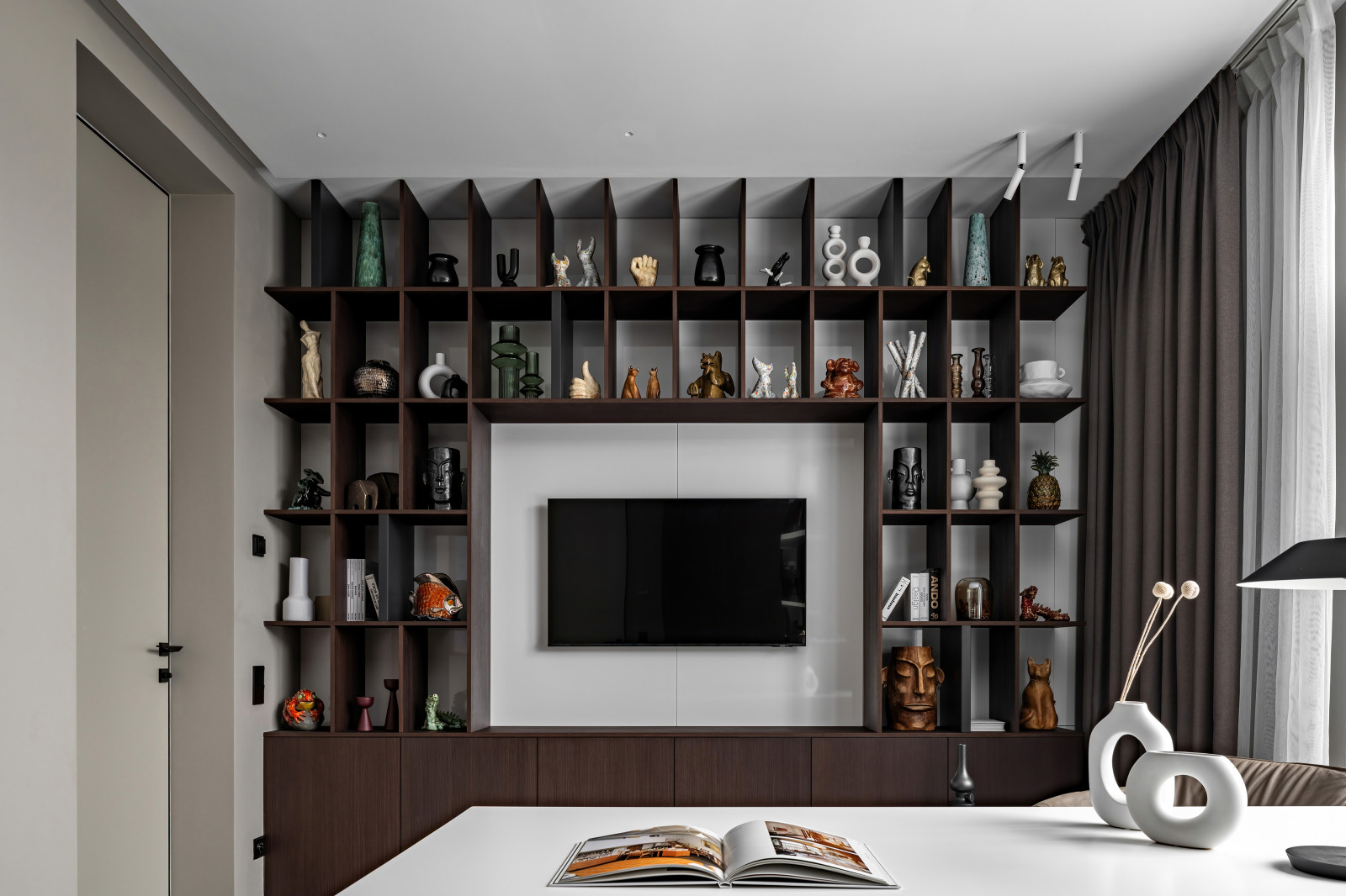 Двухэтажный загородный дом в современном стиле с глиняными акцентами