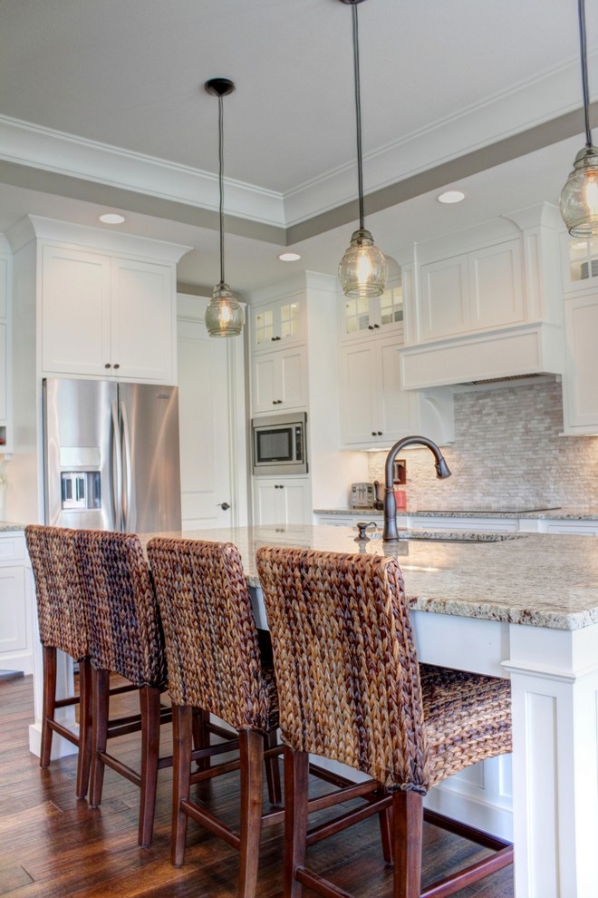 Kitchen - transitional kitchen idea in Chicago