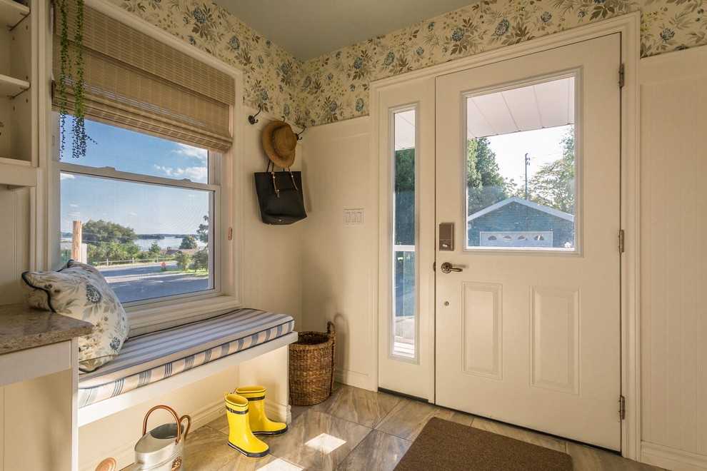 Example of a transitional entryway design in Toronto