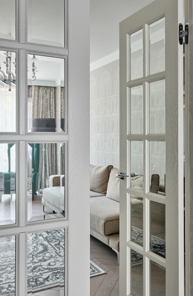 Белые дубовые двери в неоклассическом интерьере