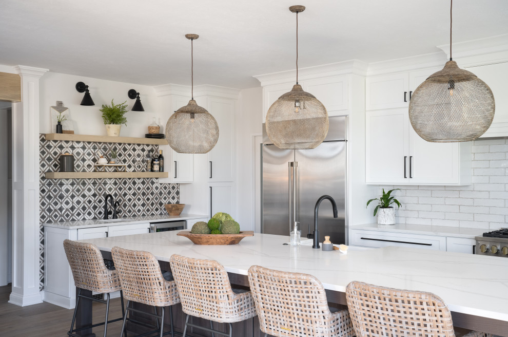 Immagine di un grande cucina con isola centrale minimalista con ante in stile shaker, ante bianche, top in quarzite, paraspruzzi bianco, paraspruzzi con piastrelle in ceramica, elettrodomestici in acciaio inossidabile e top bianco