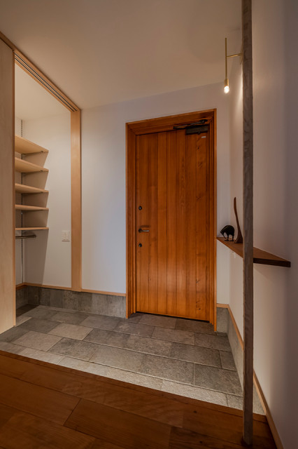 溫炭の家 giapponese-moderno-ingresso