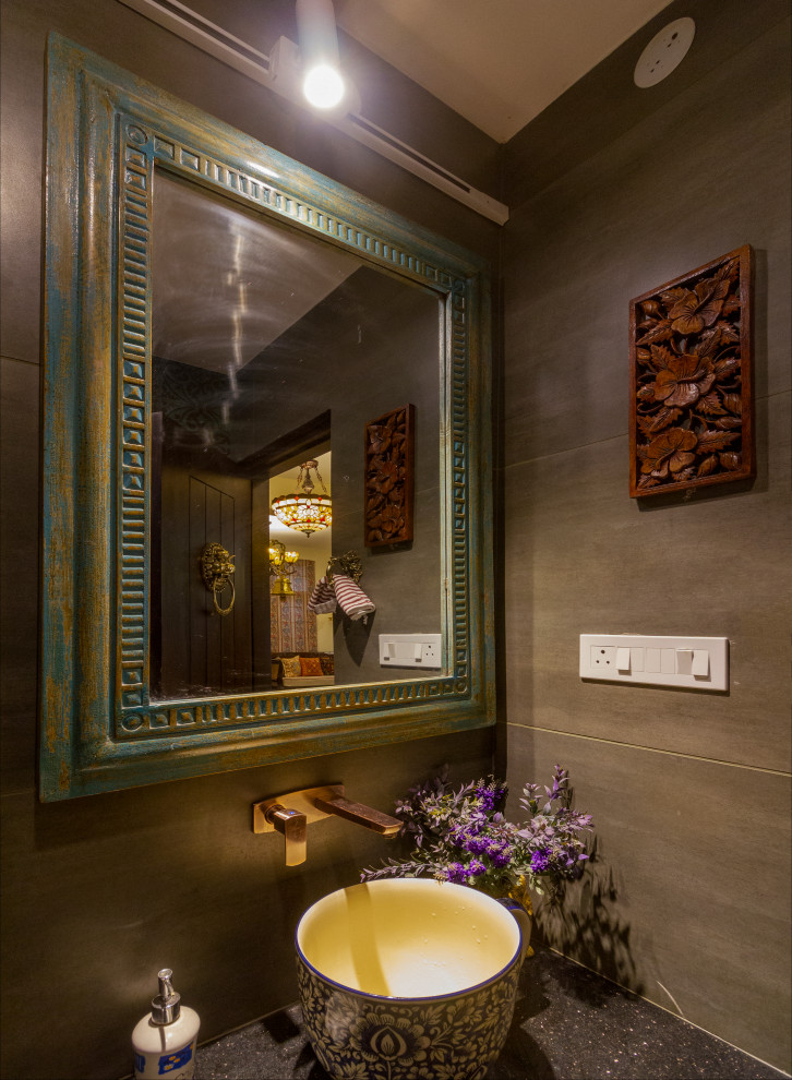 This is an example of an eclectic bathroom in Bengaluru.