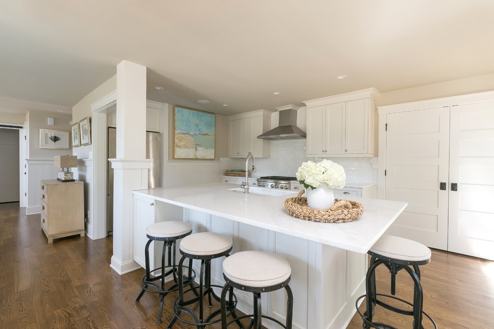 This is an example of a mid-sized contemporary kitchen in Charleston with an undermount sink, shaker cabinets, white cabinets, marble benchtops, white splashback, subway tile splashback, stainless steel appliances, medium hardwood floors and with island.