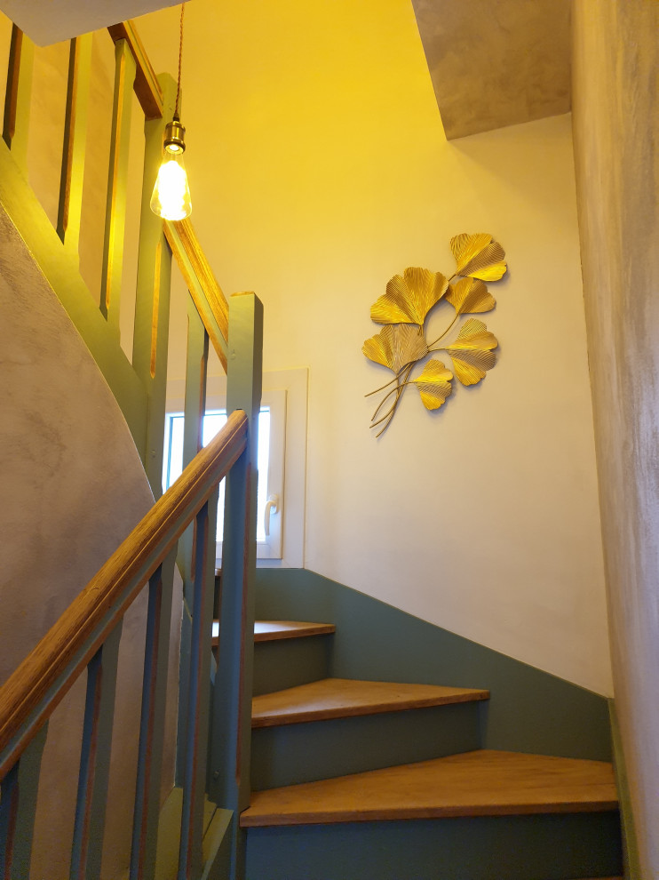 Imagen de hall beige clásico renovado de tamaño medio con paredes beige, suelo de madera clara, puerta simple, puerta de madera en tonos medios, suelo marrón y papel pintado
