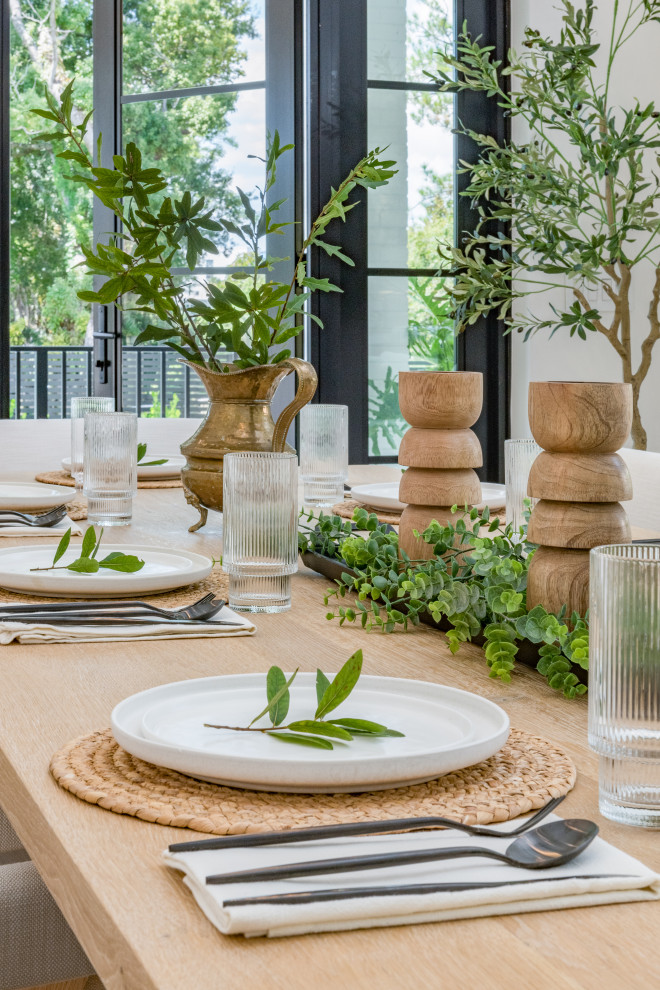 Example of a transitional dining room design in Tampa