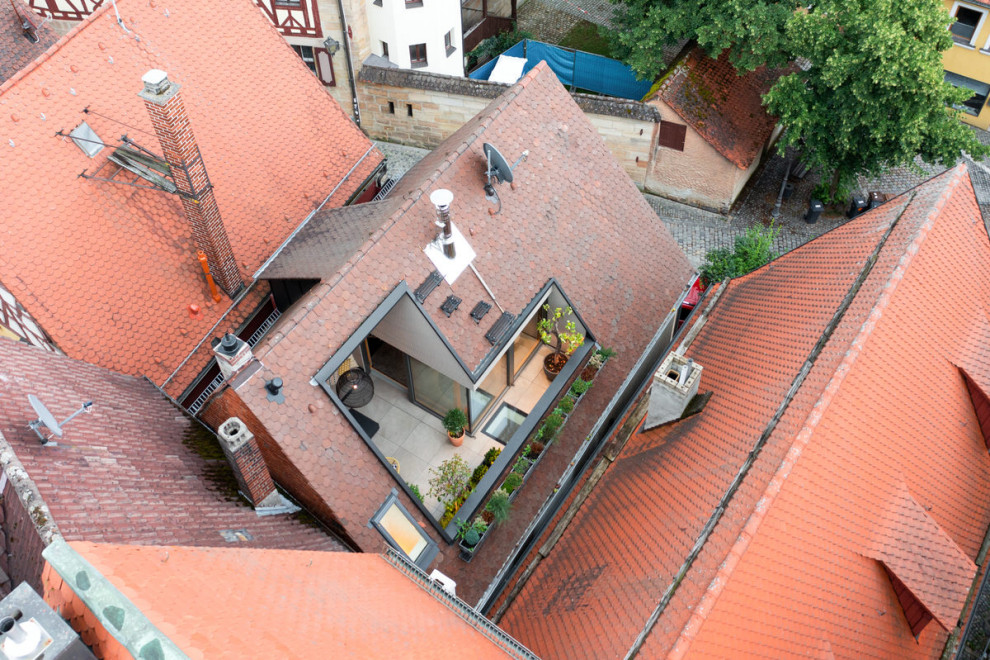 Cette image montre un toit terrasse sur le toit design de taille moyenne.