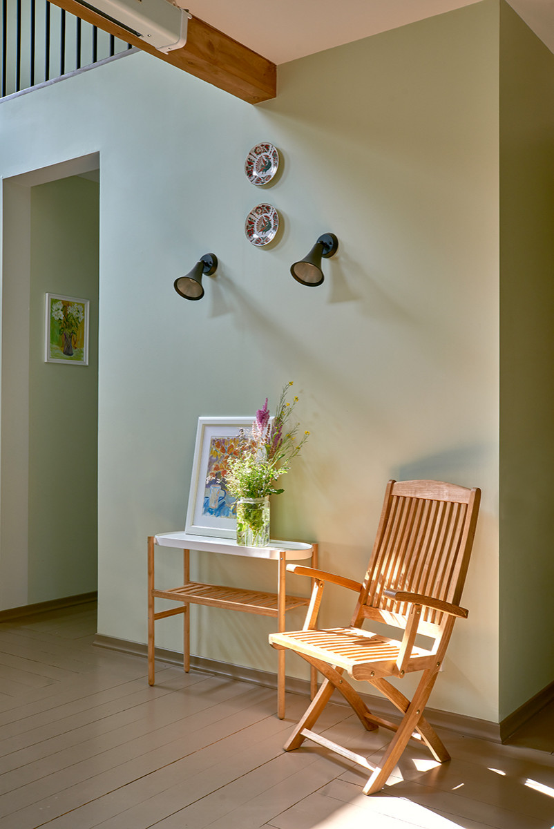 Дача с оранжевыми дверями