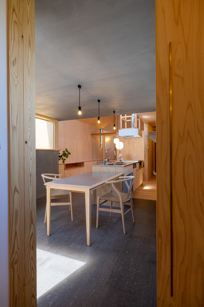 Foto di una sala da pranzo aperta verso il soggiorno minimalista di medie dimensioni con pareti grigie, pavimento in sughero, nessun camino, pavimento grigio, soffitto in legno e pareti in legno