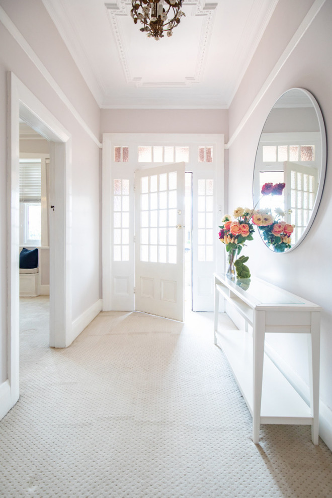 Esempio di un ingresso classico di medie dimensioni con pareti beige, moquette, una porta bianca, pavimento beige e soffitto a cassettoni