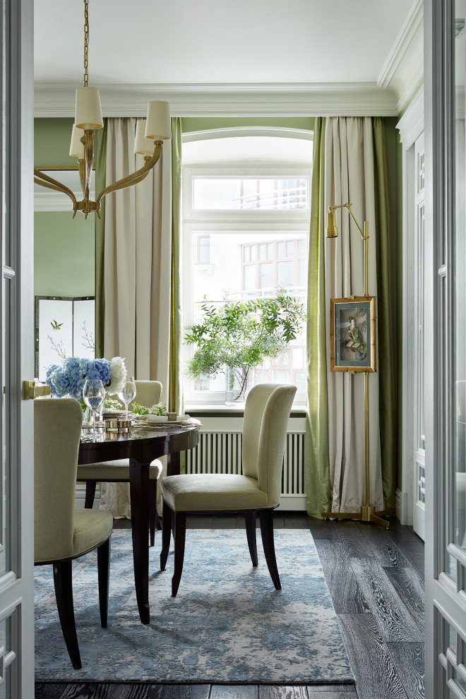 Design ideas for a transitional dining room in Moscow.
