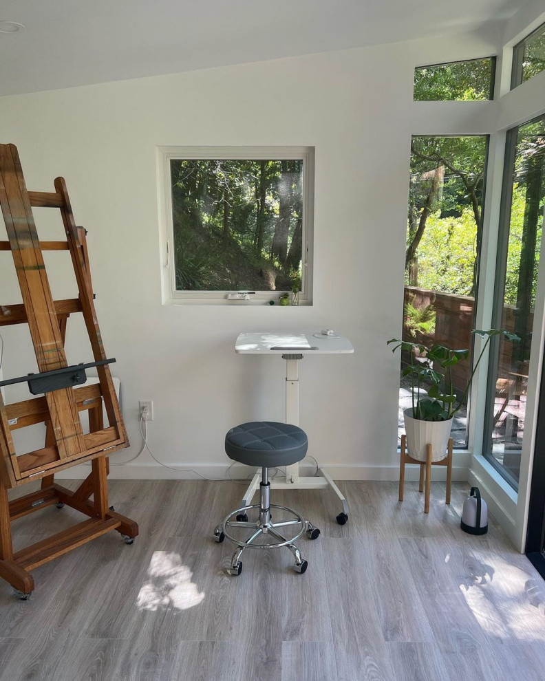 Foto di garage e rimesse indipendenti minimalisti di medie dimensioni con ufficio, studio o laboratorio