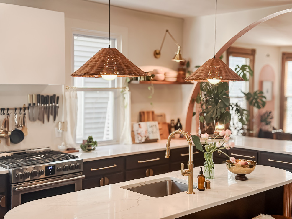 Kitchen - transitional kitchen idea in Milwaukee