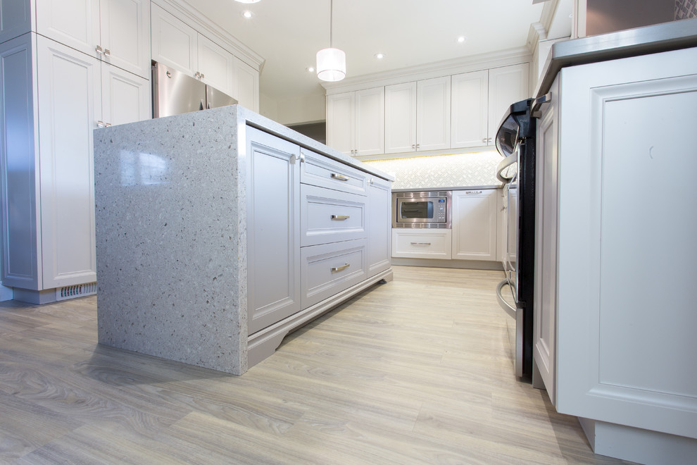 Kitchen - transitional kitchen idea in Toronto