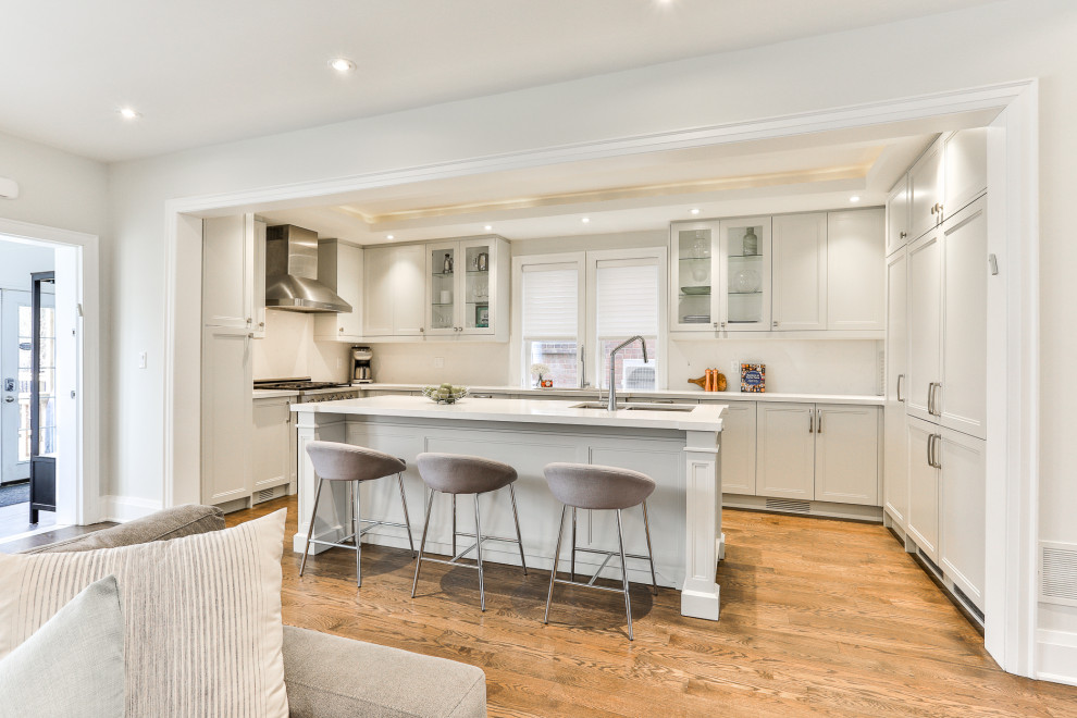 Kitchen - transitional kitchen idea in Toronto