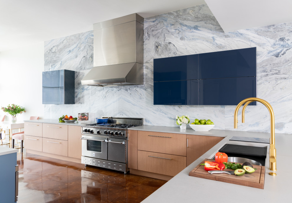 Immagine di una cucina contemporanea con ante lisce, ante blu, paraspruzzi blu, paraspruzzi in lastra di pietra e top bianco
