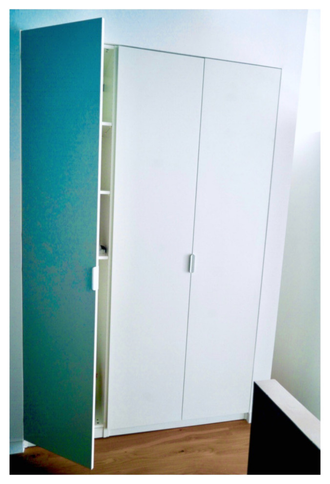 Idee per un piccolo armadio incassato unisex con parquet chiaro, pavimento beige, ante lisce e ante bianche