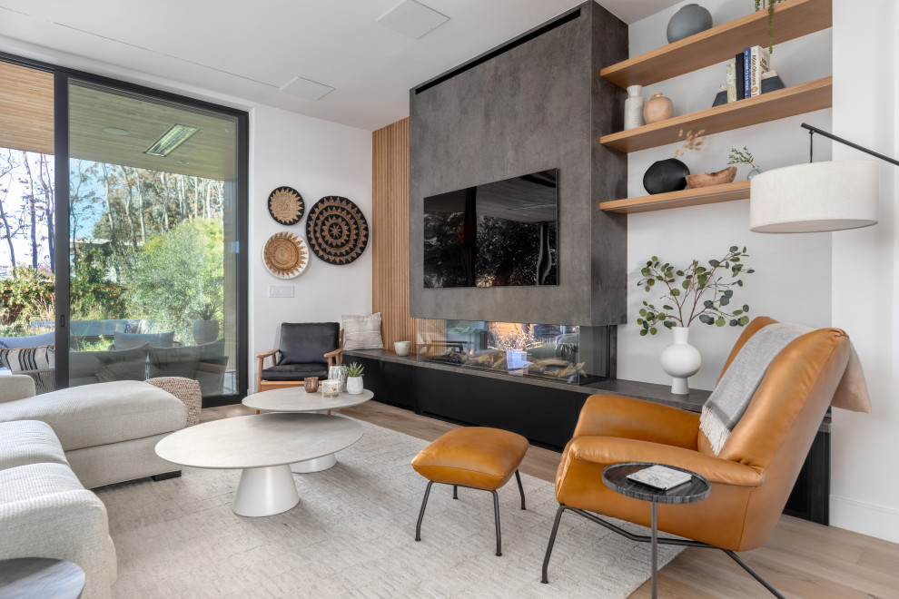 Modernes Wohnzimmer mit weißer Wandfarbe, hellem Holzboden, Gaskamin, TV-Wand und beigem Boden in San Francisco