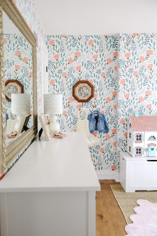 Imagen de habitación de invitados tradicional renovada de tamaño medio con paredes rosas, suelo de madera en tonos medios, suelo beige y papel pintado