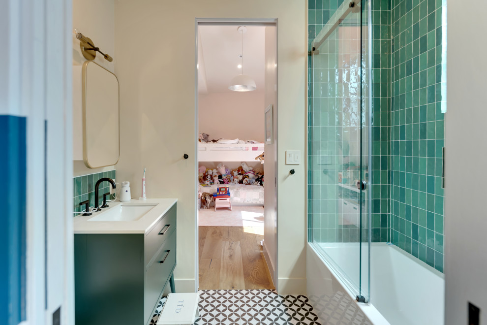 Стильный дизайн: детская ванная комната среднего размера в стиле модернизм с плоскими фасадами, зелеными фасадами, накладной ванной, душем над ванной, унитазом-моноблоком, зеленой плиткой, стеклянной плиткой, белыми стенами, полом из керамической плитки, накладной раковиной, столешницей из кварцита, разноцветным полом, душем с раздвижными дверями, белой столешницей, нишей, тумбой под две раковины, напольной тумбой и сводчатым потолком - последний тренд