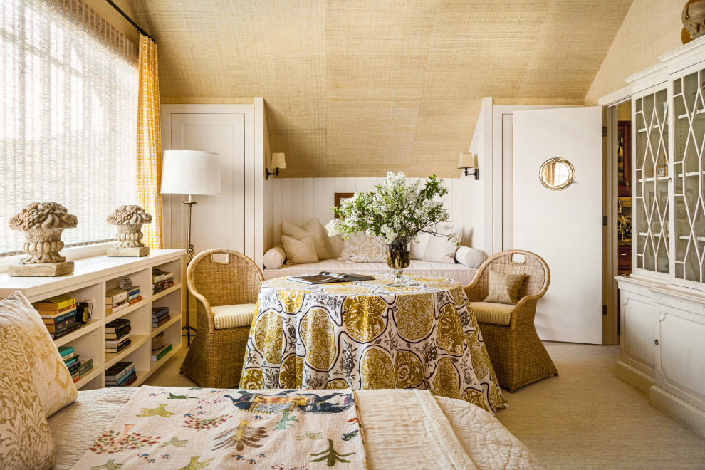 Exemple d'une chambre avec moquette avec un mur beige, un sol beige et un plafond voûté.