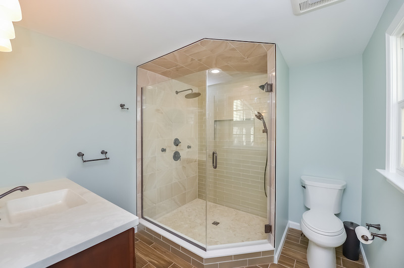 Идея дизайна: главная ванная комната среднего размера в современном стиле с угловым душем, душем с распашными дверями, тумбой под одну раковину и встроенной тумбой