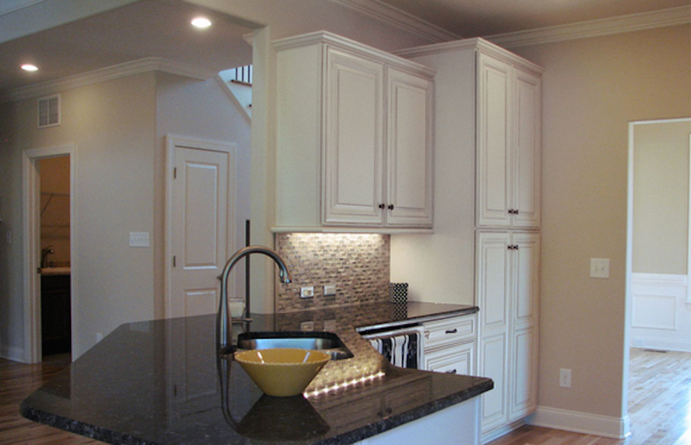 Mid-sized transitional l-shaped open concept kitchen photo with a peninsula