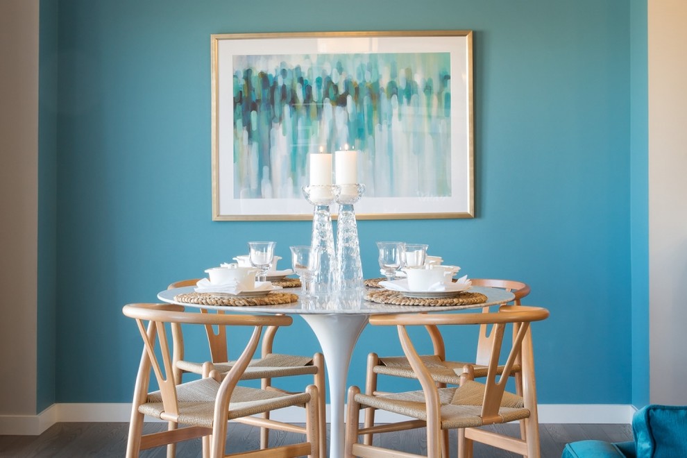 На фото: кухня-столовая среднего размера в современном стиле с синими стенами, темным паркетным полом и коричневым полом
