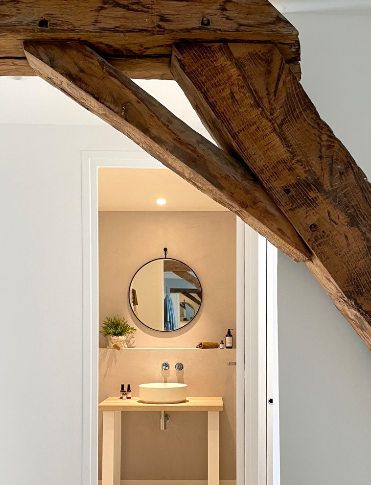 Inspiration för ett litet nordiskt beige beige badrum, med öppna hyllor, en dusch i en alkov, grå väggar, målat trägolv, ett fristående handfat, laminatbänkskiva, vitt golv och dusch med skjutdörr