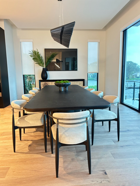 Oceanfront Modern Luxe trendy-spisestue