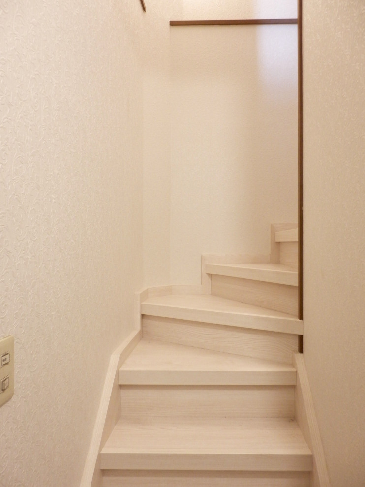 東京23区にあるお手頃価格の地中海スタイルのおしゃれなかね折れ階段 (壁紙) の写真